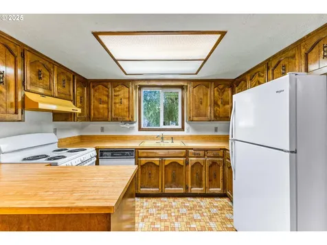 982 Queen Court NE Salem OR 97301