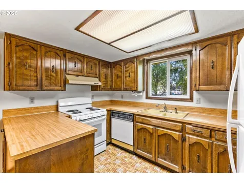 982 Queen Court NE Salem OR 97301
