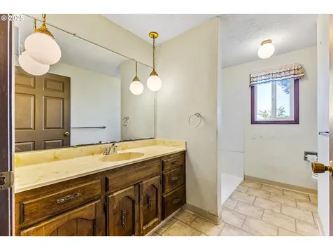 982 Queen Court NE Salem OR 97301