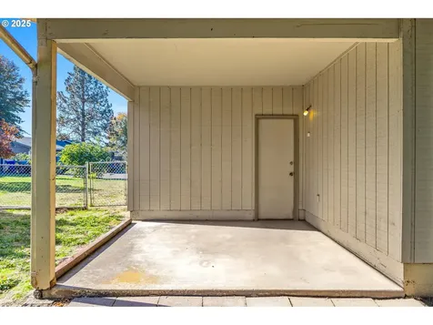 982 Queen Court NE Salem OR 97301