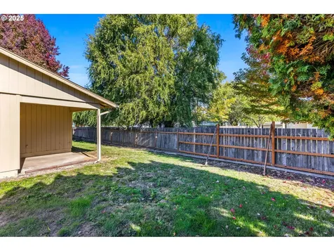 982 Queen Court NE Salem OR 97301