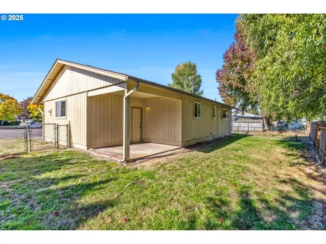 982 Queen Court NE Salem OR 97301