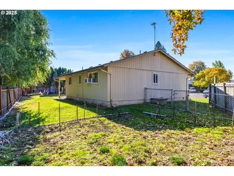 982 Queen Court NE Salem OR 97301