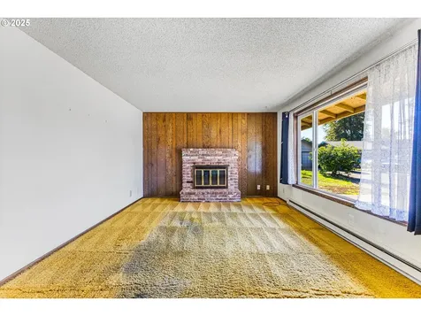 982 Queen Court NE Salem OR 97301