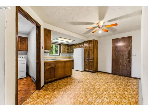 982 Queen Court NE Salem OR 97301