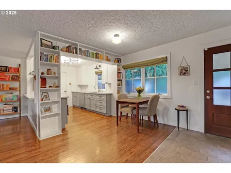 3859 NW Thurman Street Portland OR 97210