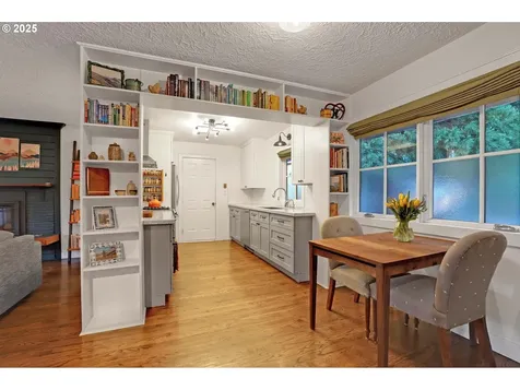 3859 NW Thurman Street Portland OR 97210