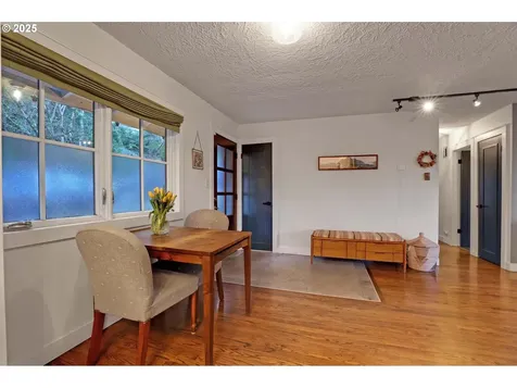 3859 NW Thurman Street Portland OR 97210