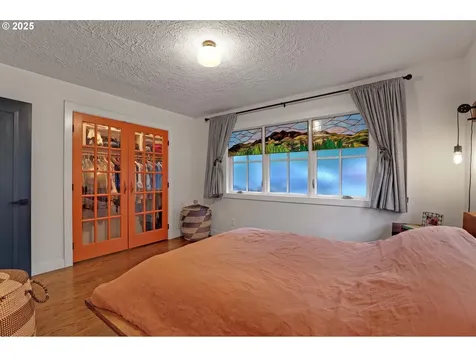3859 NW Thurman Street Portland OR 97210
