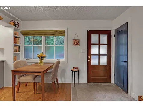 3859 NW Thurman Street Portland OR 97210