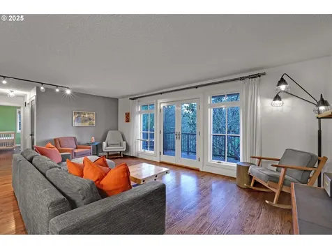 3859 NW Thurman Street Portland OR 97210