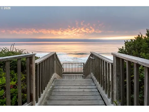 2528 SW Coral Avenue Lincoln City OR 97367