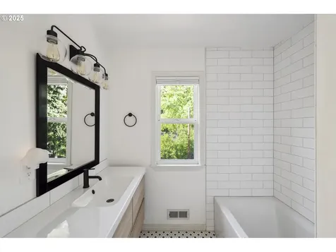 8533 SW 37th Avenue Portland OR 97219