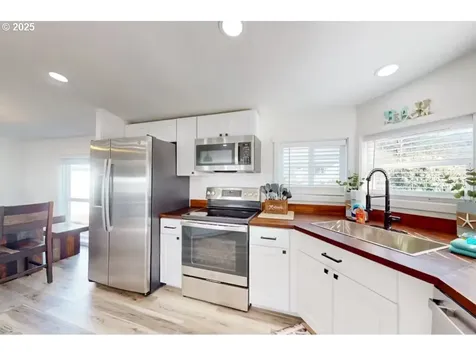 1058 NE Smith Street Rockaway Beach OR 97136