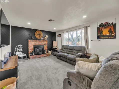 550 N 6th Place Harrisburg OR 97446