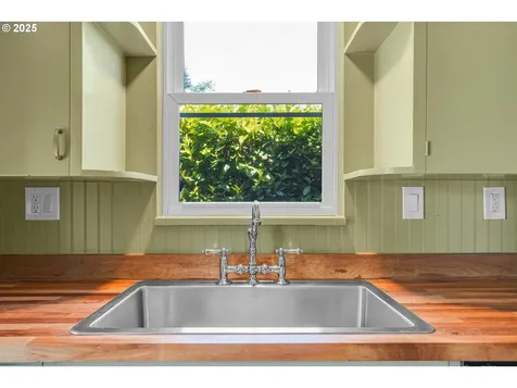 1605 NE 76th Avenue Portland OR 97213