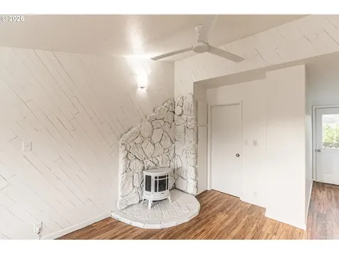 529 SW 32nd Street Lincoln City OR 97367