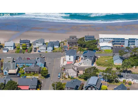 529 SW 32nd Street Lincoln City OR 97367
