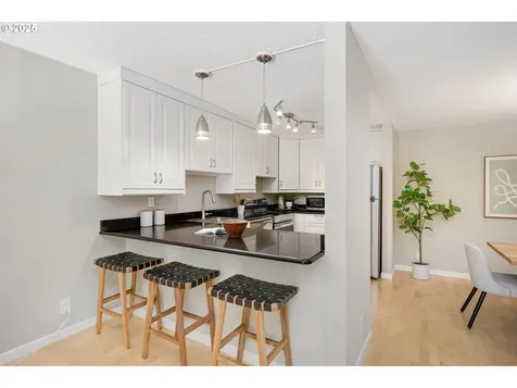 2393 SW Park Place Portland OR 97205