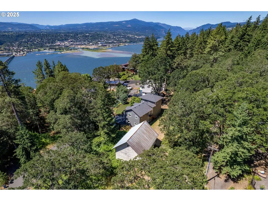 102 SW Garfield Avenue White Salmon WA 98672
