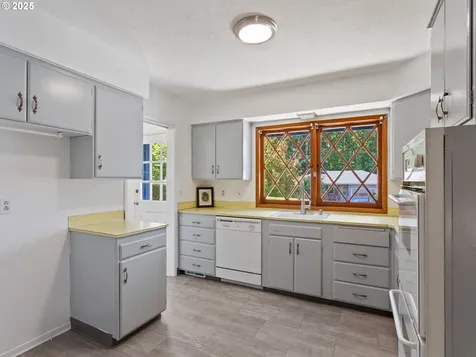 6936 SW 15th Avenue Portland OR 97219