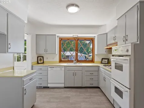 6936 SW 15th Avenue Portland OR 97219