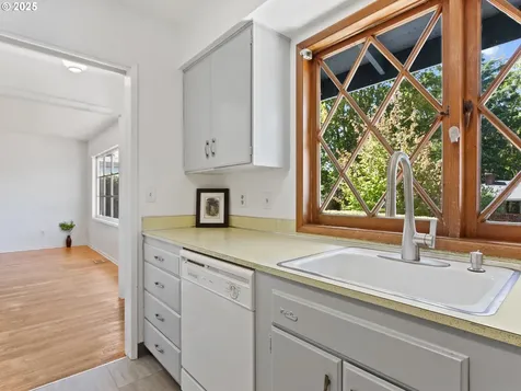 6936 SW 15th Avenue Portland OR 97219