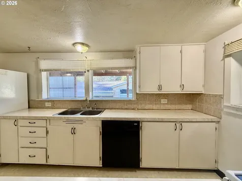 91566 Dolezal Lane Coos Bay OR 97420