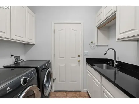 2910 Grand Cayman Drive Eugene OR 97408
