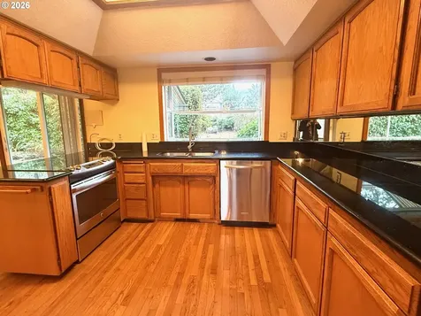 2462 Senate Way Medford OR 97504
