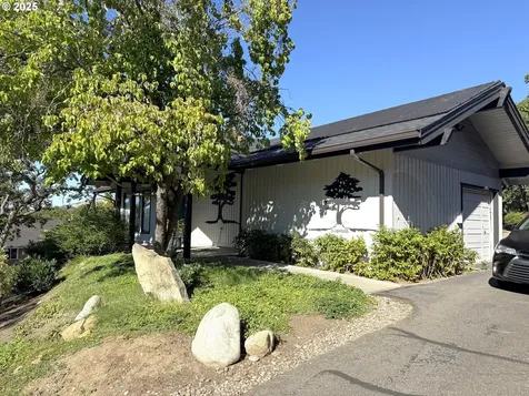 2462 Senate Way Medford OR 97504