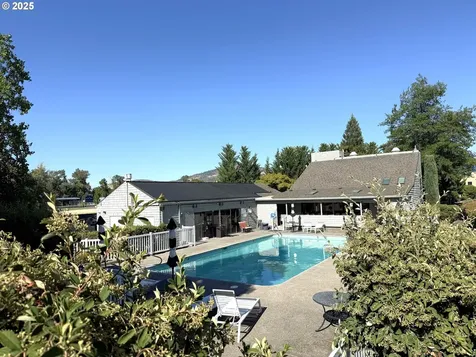 2462 Senate Way Medford OR 97504
