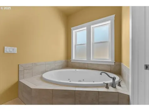 1535 Lakeview Drive Silverton OR 97381