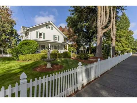 803 N Main Avenue Ridgefield WA 98642