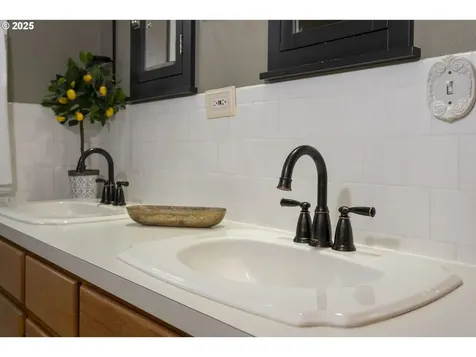 803 N Main Avenue Ridgefield WA 98642