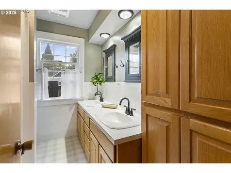 803 N Main Avenue Ridgefield WA 98642