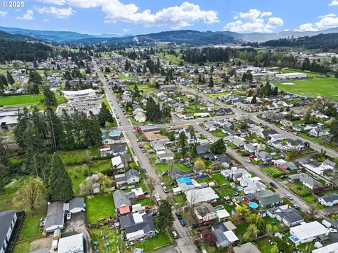 1205 S 8th Street Cottage Grove OR 97424