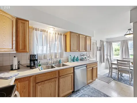 1205 S 8th Street Cottage Grove OR 97424