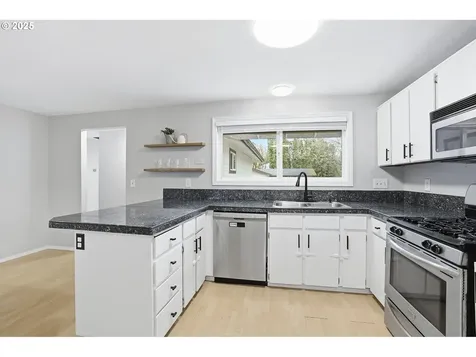 7830 SW Hemlock Street Portland OR 97223