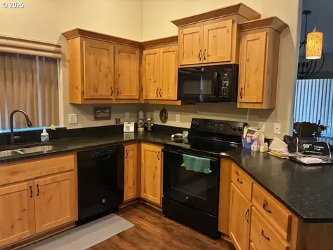 401 Serengeti Drive Winston OR 97496