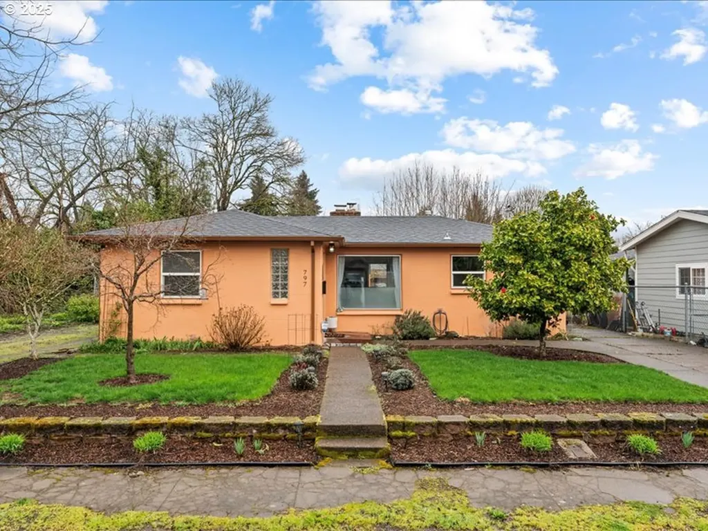 797 Harrison Street Woodburn OR 97071