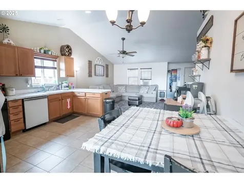 1852 S 60th Street Springfield OR 97478