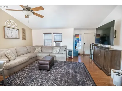 1852 S 60th Street Springfield OR 97478