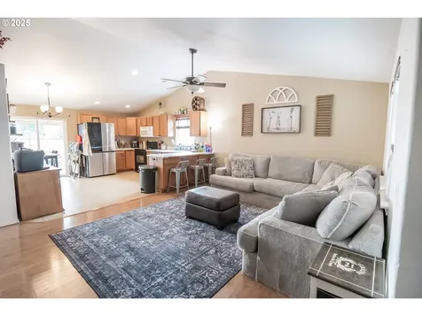 1852 S 60th Street Springfield OR 97478