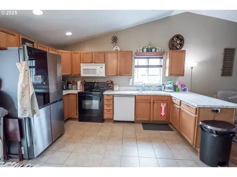 1852 S 60th Street Springfield OR 97478