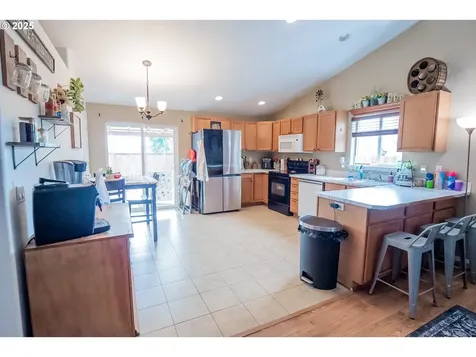 1852 S 60th Street Springfield OR 97478