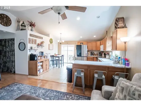 1852 S 60th Street Springfield OR 97478