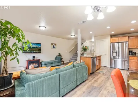 812 NW 3rd Avenue Canby OR 97013