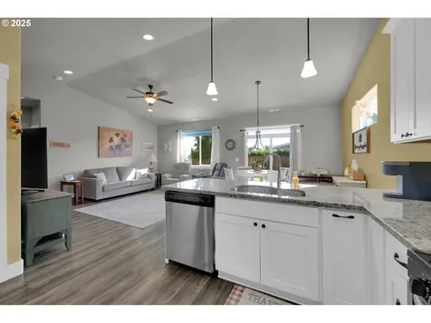 278 SW Applegate Trail Drive Dallas OR 97338