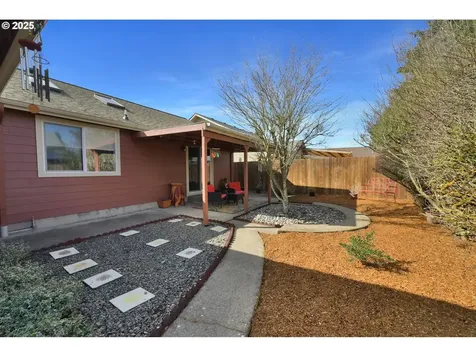 953 Greenwich Avenue Eugene OR 97404
